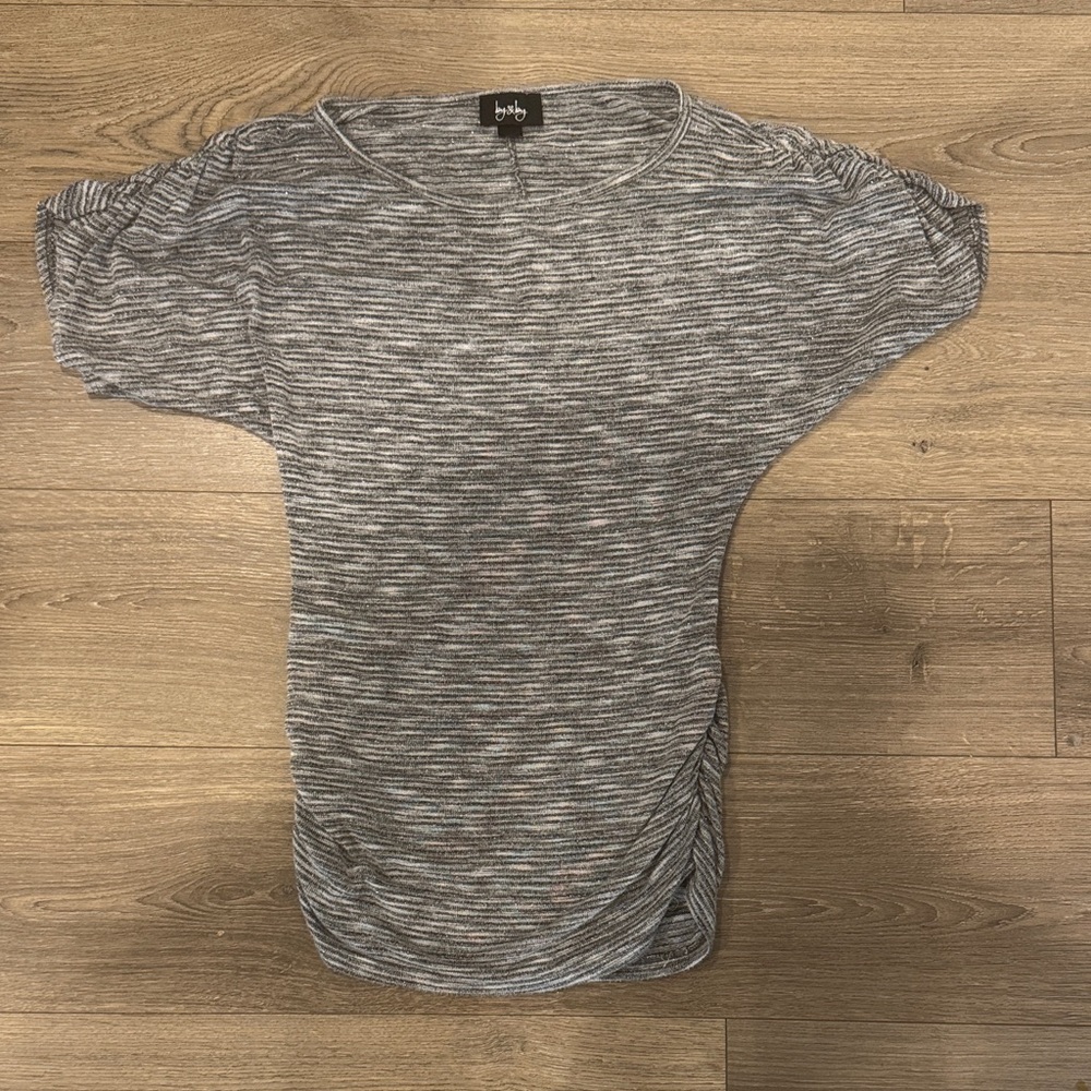 by & by Heathered Gray Short Sleeve Top